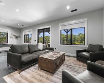 Blue Heron Gray Fox by AvantStay 2 Lakefront Homes Sleeps 44 Pool Dock Theater - Lake Norman of Catawba - Living room