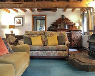 4 bedroom accommodation in Lea, near Ross-on-Wye - Ross-on-Wye - Living room