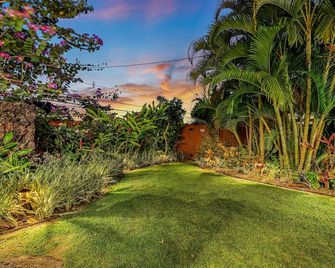 Luxury cottage, private, saltwater spa walk to beach, dining, shops - Kihei - Vista del exterior