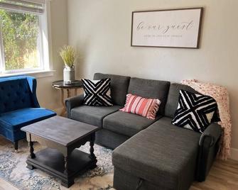 Guest Suites 1996 #1 - Tranquil 1 bedroom 1 bath Suite - Idaho Falls - Living room