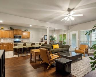 La Fleur, Jenks, 5min. HWY access - Jenks - Living room