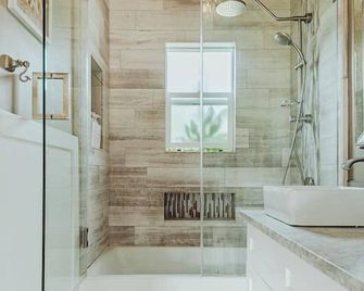 Contemporary Boutique Bungalow - San Luis Obispo - Bathroom