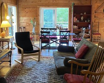 Mountain Top Escape - Putney - Living room