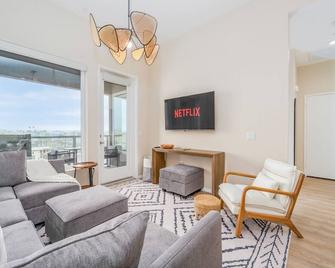 Lux Penthouse~King Beds~Workspaces~Parking~ Near Zoo, Balboa Park! - San Diego - Sala de estar