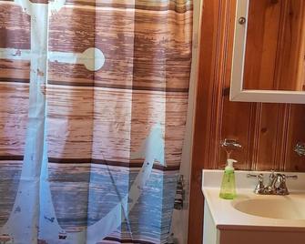 Lake George cottage with large lakefront lawn - Fremont - Bathroom