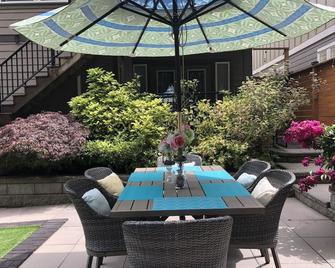 Bear Mountain 2 Bedroom Rainforest View Vacation Home - Victoria - Patio