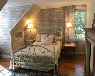 Rustic Cape By The Lake- 3 Bedrooms - Unionville - Bedroom