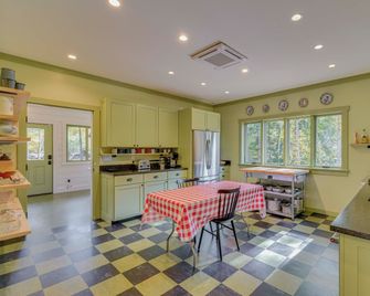 Riverfront Hideaway in Keene Walk to Tow - Keene