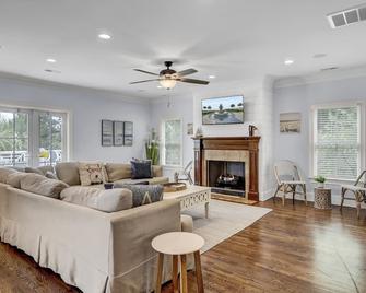 Abalone Alley 7 By Wild Dunes, Ocean Vie - Isle of Palms - Вітальня