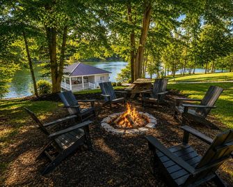 Hideaway Haven - Hot Tub, Firepit & Private Dock - Roxboro - Binnenhof