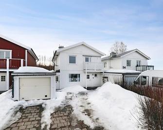 Guestly Homes - 3br Riverside House - Piteå - Building