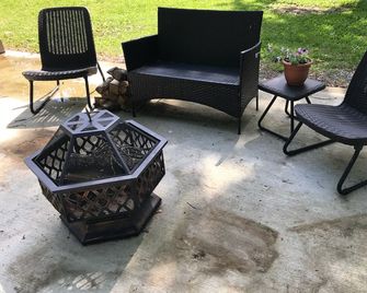 Affordable Charming Vintage Lake Cottage · Cozy & Welcoming - Stevenson - Patio