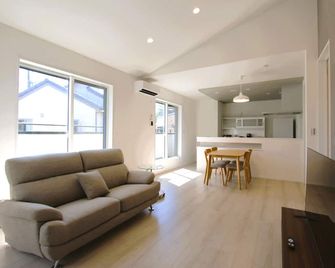 Newly built two-story house! 2 minutes to the station, parking lot, easy access to Disneyland, close to restaurants and shops! - Chiba - Wohnzimmer