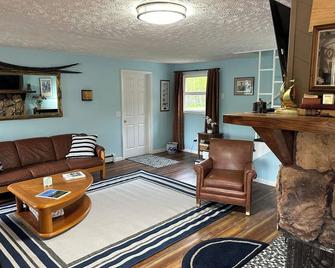 Bear Mountain View 4BR Home- Only 25 Min from Anchorage, Great Central location ,- 5 star property - Eagle River - Living room