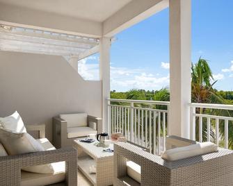 Updated Stunning Ocean Club Plaza luxury family spacious top floor apartment - Grace Bay - Balcony