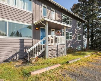 The Shoreline- Beach Access, Ocean Views, Private - Kodiak - Building