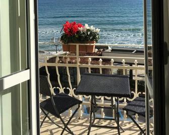 هوتل فيلا إيجيا - ألاسيو - شرفة