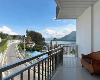 Grand Tamaro Hotel - Parapat - Balcony