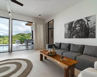 Seataya Jungle Valley - 7 Bedroom Luxury Villas - Santa Teresa - Living room