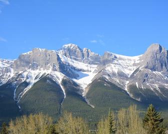 Affordable Mountain View Condo in the Heart of Canmore - Canmore - Building