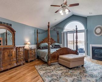Resort Living 30 Minutes From The Arch! Gorgeous Waterfront Home Awaits! - Edwardsville - Bedroom