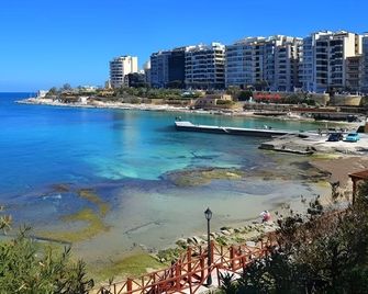 Modern Apartment steps from Balluta Bay - St Julian's - Plaża