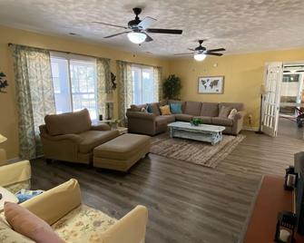 The River House Getaway! Come Relax and Enjoy! - Gloucester - Living room