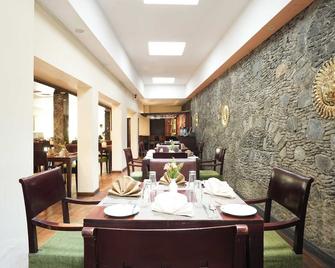 Hotel Casamara - קאנדי - מסעדה