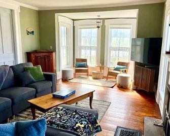 Seneca Lake Wine Trail Farmhouse, Lake Views - Rock Stream - Living room