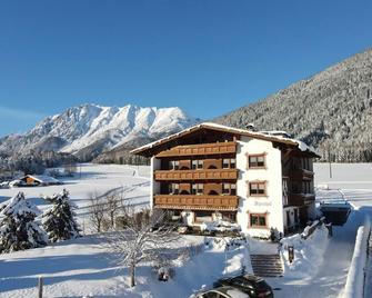 Suite \'Eagle's Nest\' f. 2-5 pers. - Pension Alpenhof - Feel-good pension - Obsteig - Gebäude