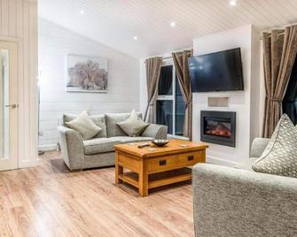 Silverwood Luxury Lodges - Perth - Living room