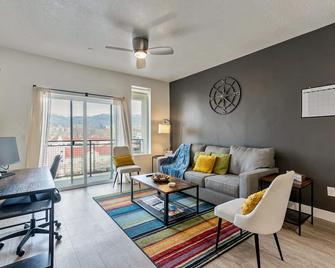 Downtown SLC, City View Apartment/ hottub / Pool / Free Wifi / Workspace/ garage - Salt Lake City - Living room