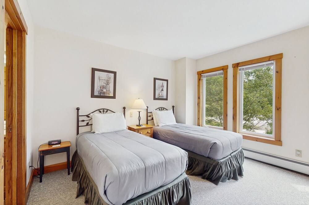 Ski-in/ski-out townhome with great views & deluxe resort amenities - Jay - Bedroom