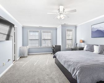 Calming Grey Townhouse with Jacuzzi Bathtub - Atlanta - Camera da letto