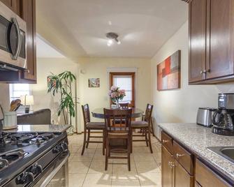 Centrally Located! 15 Min. To Beach, Outdoor Patio & Pet Friendly! - Los Angeles - Keittiö