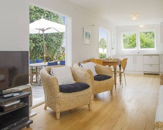 Daisy Cottage - Hahei Bach - Hahei - Living room