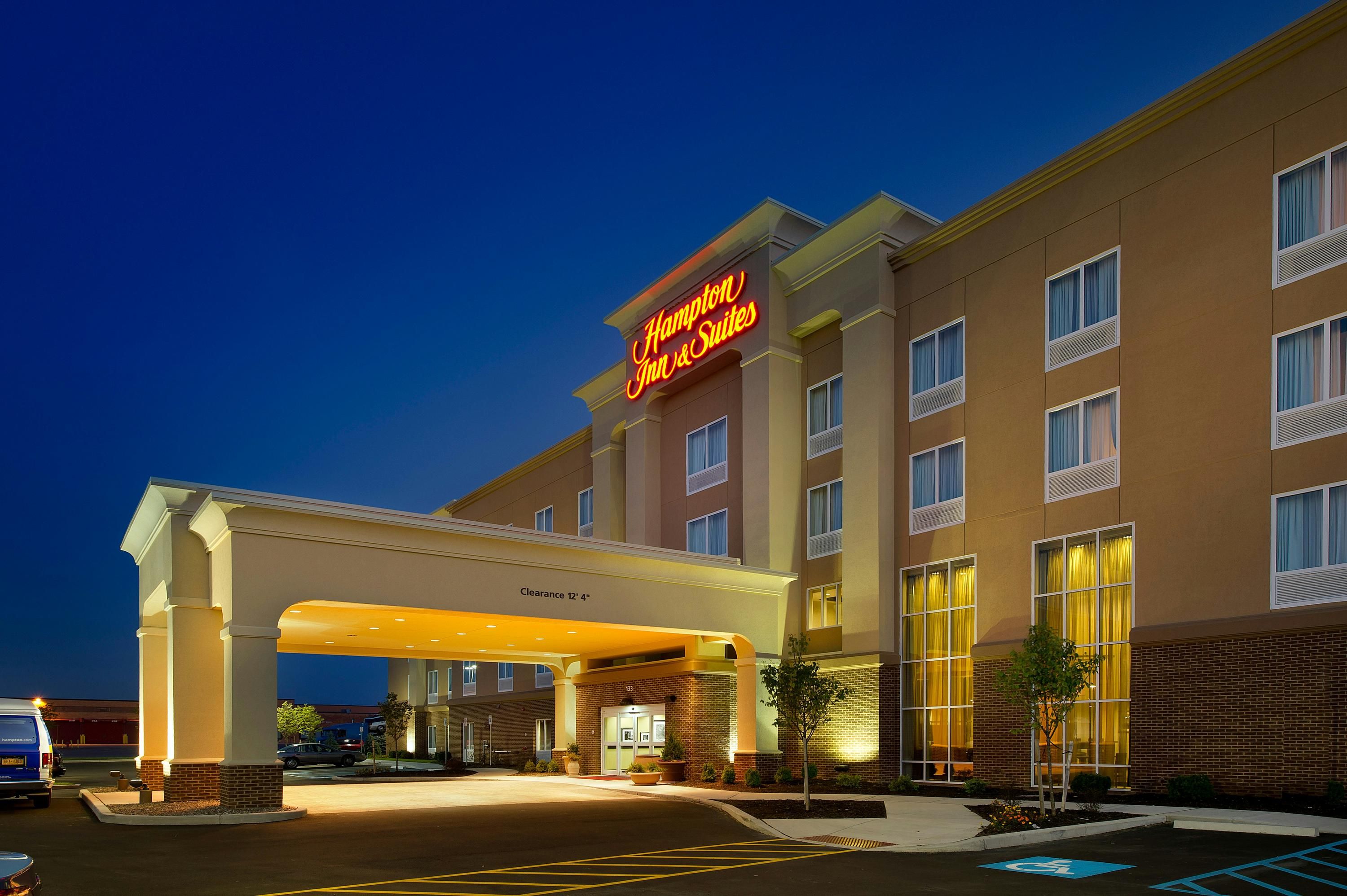 Hampton Inn & Suites Buffalo/Airport - Cheektowaga - Building
