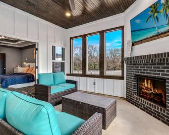 Country estate - pool, outdoor kitchen, home theater, game room, porches - Lindale - Living room