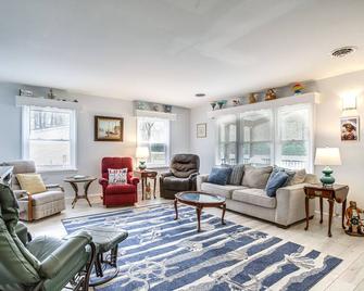 4 Mi to Beaches Pet-Friendly Berlin Home! - Berlin - Living room