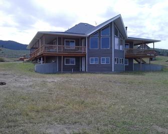 Outdoorsmans Paradise - Corvallis - Building