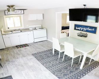 Sunrise Shores Cabin #4 Lake Front With A Pool!! - Sunrise Beach - Kitchen