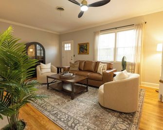 Walkable Vidalia Retreat - Vidalia - Huiskamer