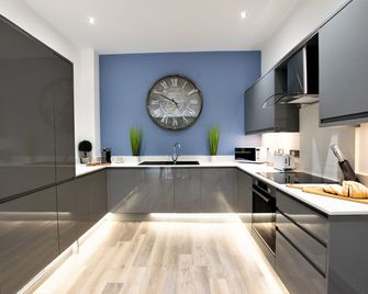 Rowan Tree - Your Apartment - Bristol - Kitchen