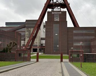 A moment away from the World Heritage Site! GE1L - Essen - Edificio