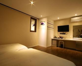 Boutique & Luxury Hotel At Noon - Jeju City - Bedroom