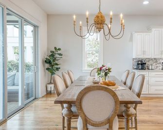 Sleeps 18 Luxe 30A Beach Home w/ Resort Pool + Outdoor Fireplace - Santa Rosa Beach - Comedor