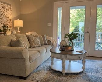 Quiet 2 Bedroom Home - Thomasville - Living room