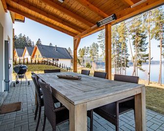 House On The Lake With Direct Access To The Lake - Frymburk - Innenhof