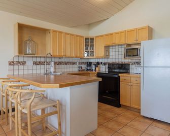 Mackenzie Beach Resort - Tofino - Kitchen
