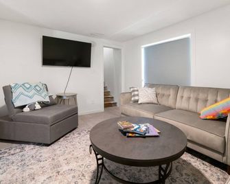 Main Side of Bear River House - Deeply Discounted for longer stays - Petoskey - Huiskamer